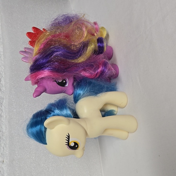 2 My Little Pony 2010 Plastic Figure Pegasus Rainbow & Yellow Seashell Blue Hair - Picture 4 of 10